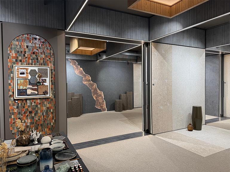 Nella sala mostra rinnovata presso la sede di Vila-Real (Castellon), il colorificio Vidres ha presentato le sue ultime novità per la decorazione di piastrelle ceramiche, realizzate combinando ricerca, materie innovative e tecniche avanzate per dar vita ad un’ampia gamma di finiture e texture in linea con le nuove tendenze del mercato.